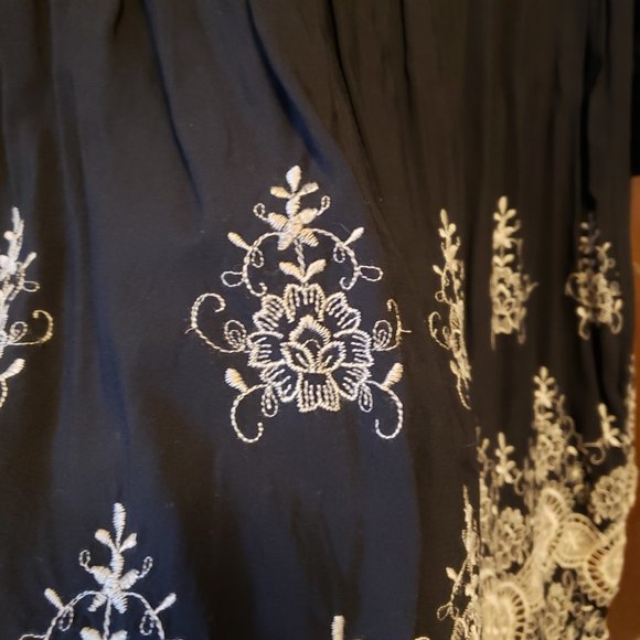 Flowy dress with embroidery and lace - Picture 3 of 12